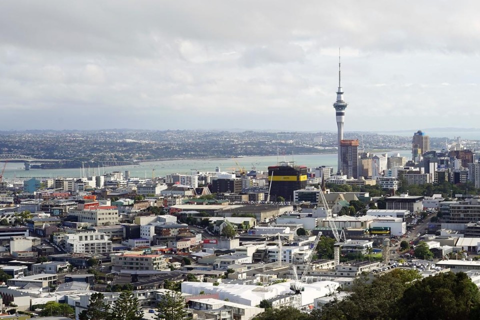 Na imagem, Auckland, a maior cidade da Nova Zelância, principal centro financeiro do país. | Creative Commons