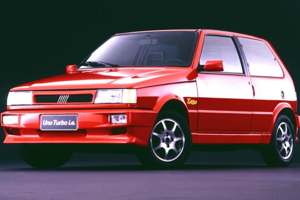 O Uno 1.4 foi o primeiro turbo nacional produzido em série, vendido de 1994 a 1996. | Divulgação
Fiat