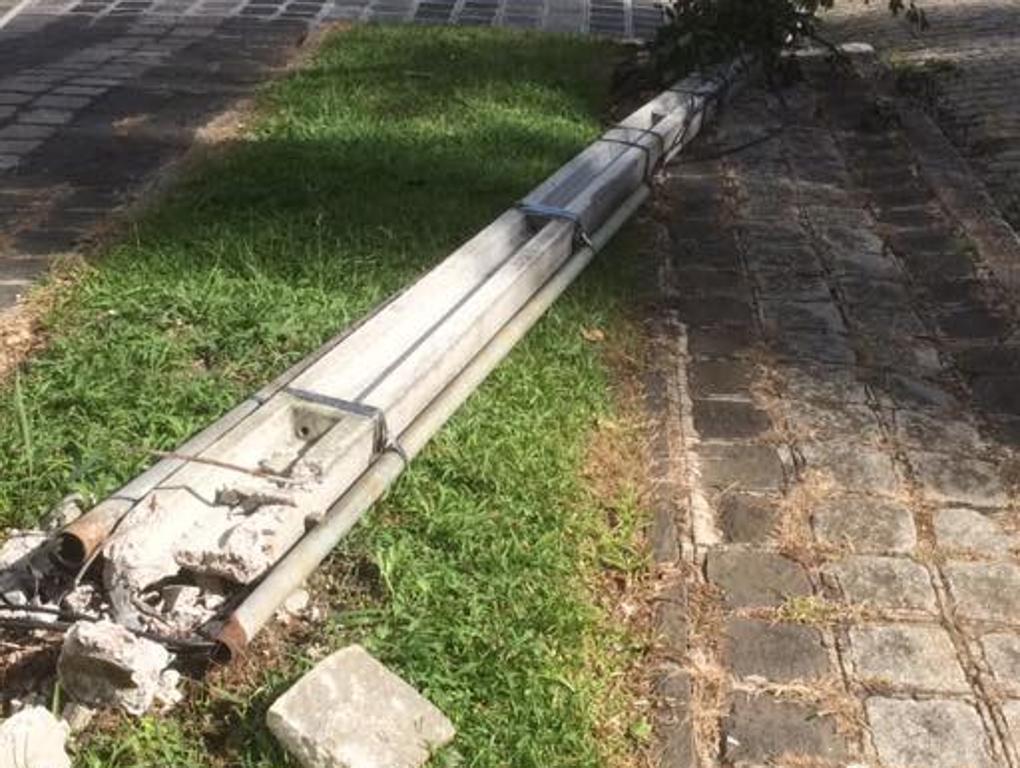 A queda do poste interrompeu os serviços de telefonia fia e internet na região | Paulo Camargo/Colaboração