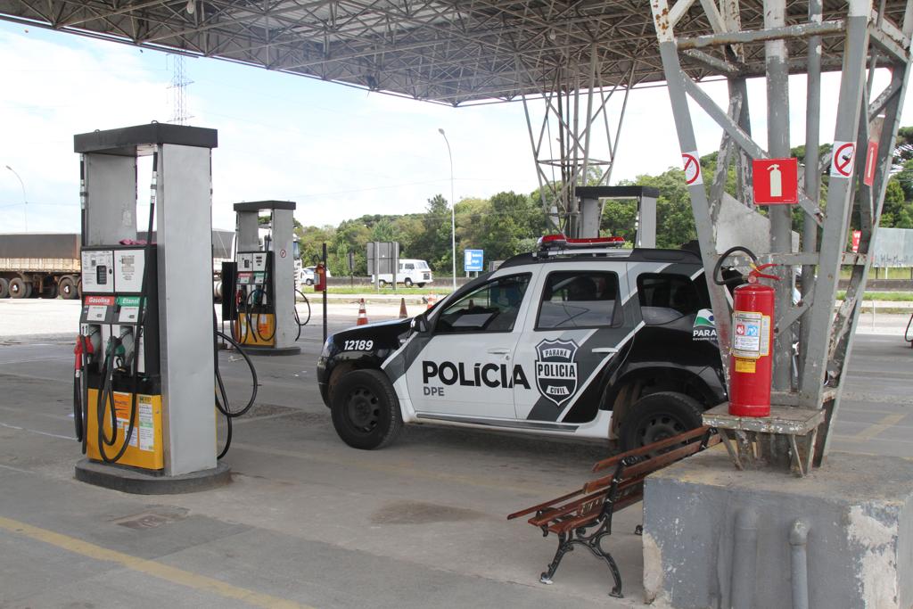 Policiais da Delegacia do Consumidor se deslocaram para o posto em Colombo averiguar a denúncia. | Gerson Klaina/tribuna do parana