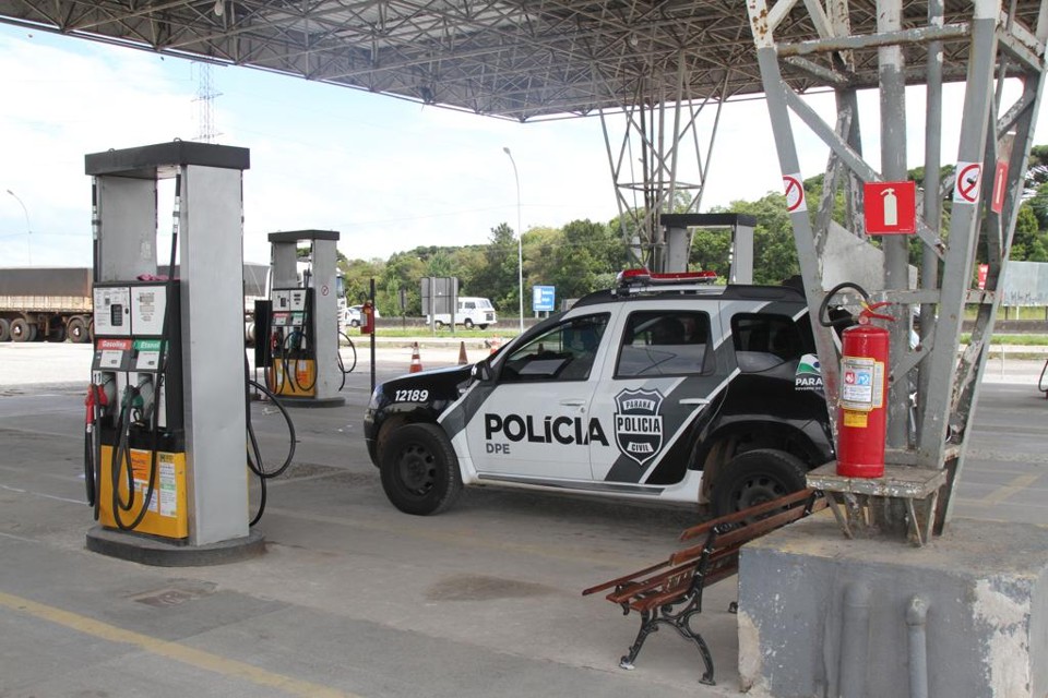 Policiais da Delegacia do Consumidor se deslocaram para o posto em Colombo averiguar a denúncia. | Gerson Klaina/tribuna do parana
