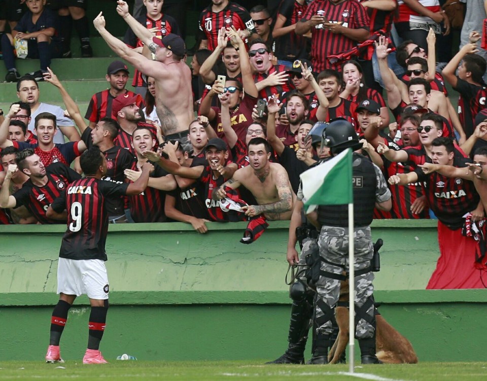 Ederson celebra com a torcida o gol no Couto Pereira. | Marcelo Andrade/Gazeta do Povo