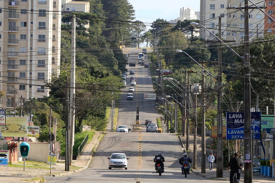 Rua João Alencar Guimarães, uma das principais vias do Santa Quitéria, terá aslfato trocado. | Ciciro Back / TRIBUNA DO PARANÁ/
