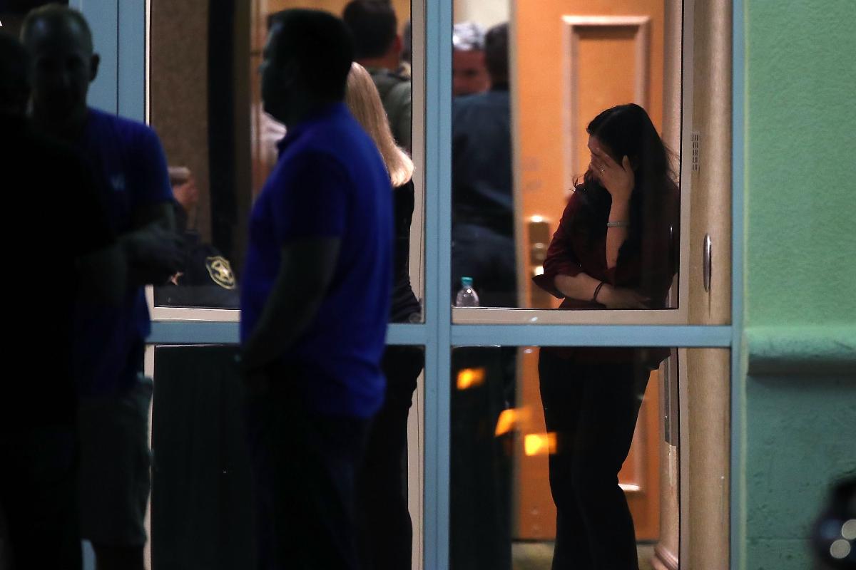 Pessoas se reuniram em um hotel próximo à escola para onde foram levados os alunos após o tiroteio que ocorreu nesta quarta-feira (14) | MARK WILSONAFP