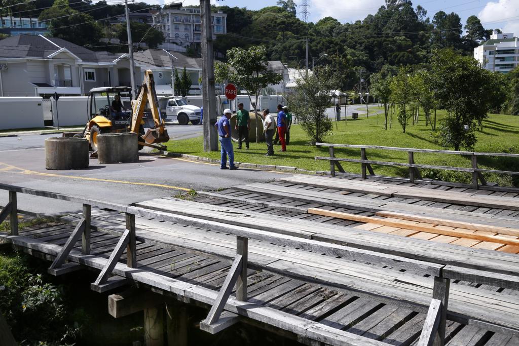 Antes da construção da ponte de concreto, estrutura de madeira vai ser reformada ao custo de R$ 200 mil. | Aniele Nascimento/Gazeta do Povo