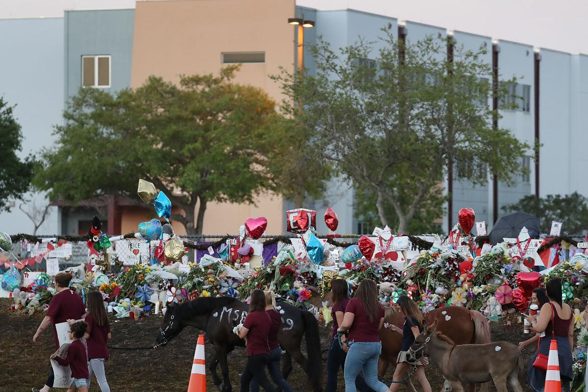 Alunos chegam à escola Marjory Stoneman Douglas High duas semanas após o massacre que vitimou 17 pessoas | JOE RAEDLE/AFP