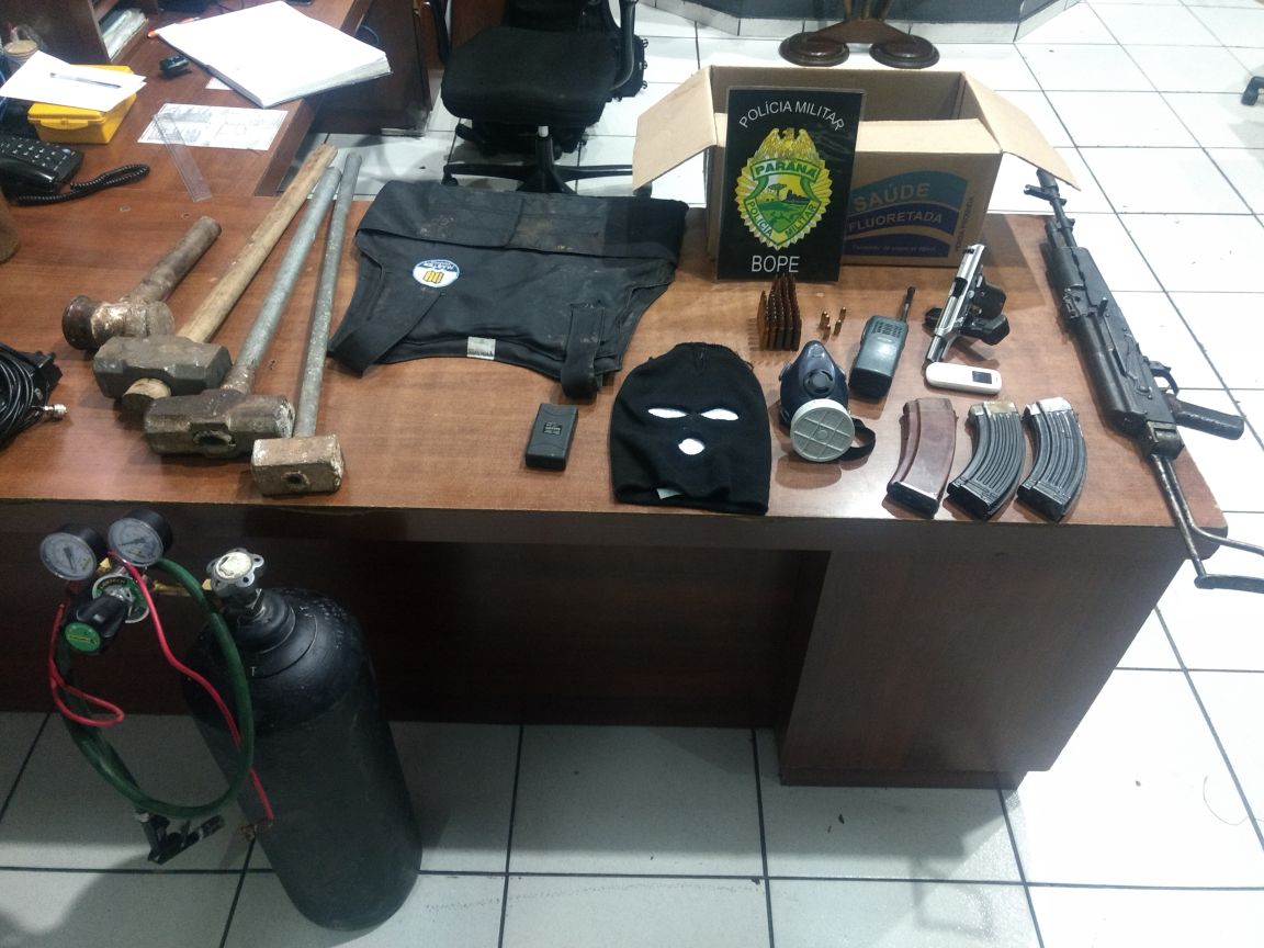 Armamento e objetos apreendidos pela PM no confronto com suspeitos em chácara de Campo Largo. | Polícia Militar/