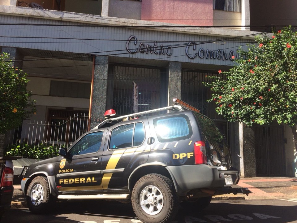 Diretores de empresas suspeitas de fraude no pedágio são presos em Londrina Viatura da PF durante o cumprimento de mandado de busca e apreensão em um centro comercial do Calçadão de Londrina | Isabela Fleischmann/Gazeta do Povo