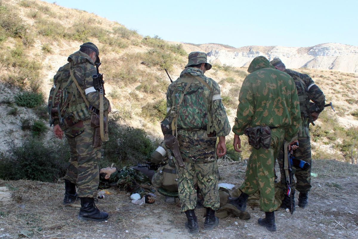 Os problemas no Daguestão vêm de longe, como mostra essa imagem de 2010, que mostra soldados russos olhando para o corpo de um militante morto | YK/aljABDULA MAGOMEDOV