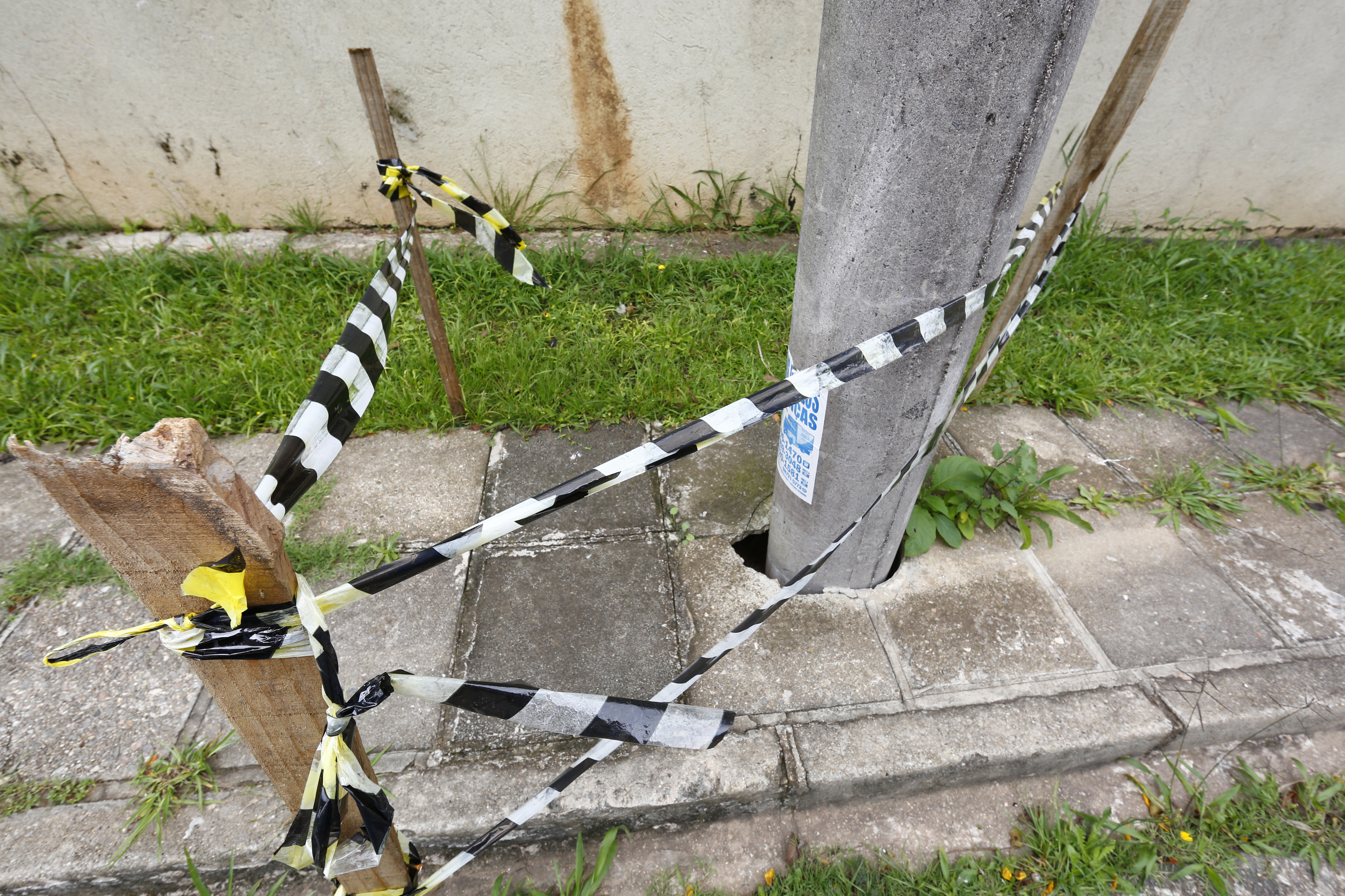 Estimativa de moradores é que o poste já tenha afundado quase um metro | Aniele Nascimento/Gazeta do Povo