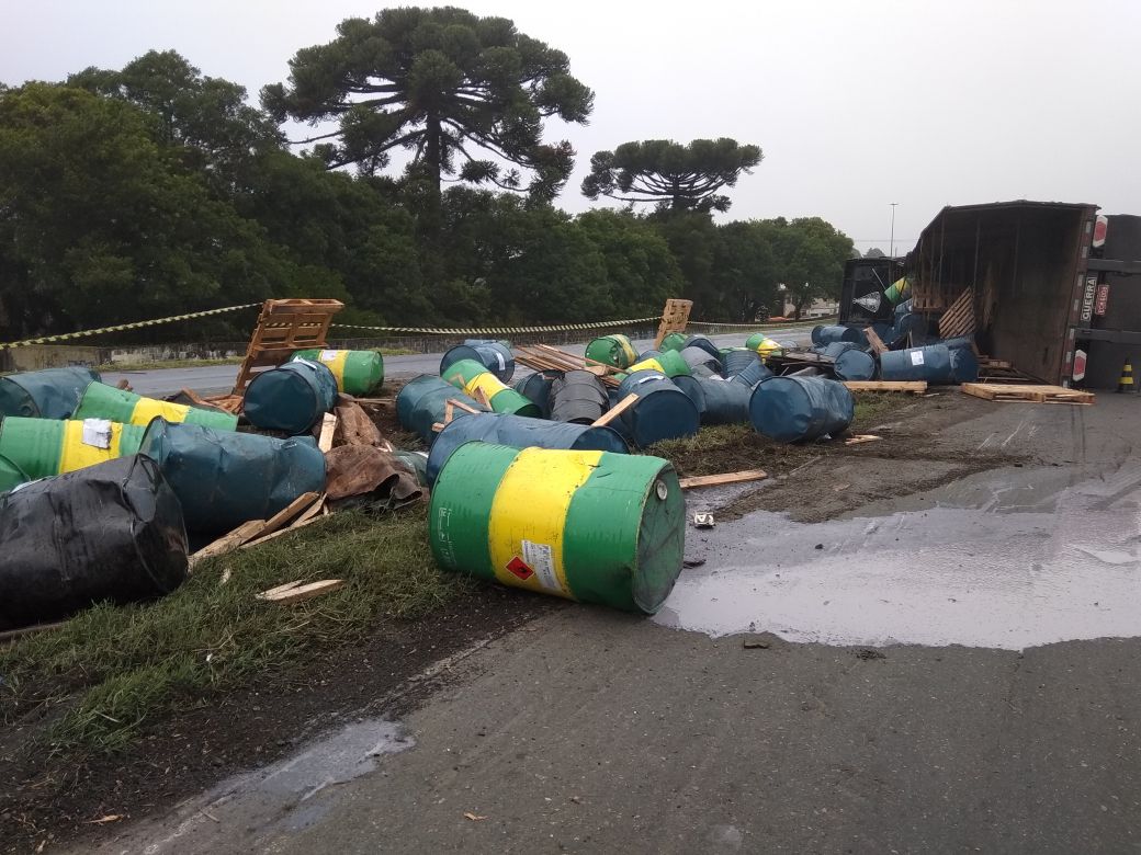 Acidente no Contorno Sul: tambores com solvente caíram e produto se espalhou pela pista | PRF/Divulgação