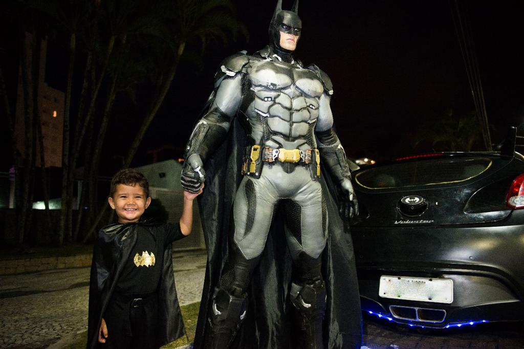 O pequeno Pedro Henrique de Souza até vestiu a fantasia de Batman para tirar foto com o boneco gigante. | Leticia Akemi/Gazeta do Povo
