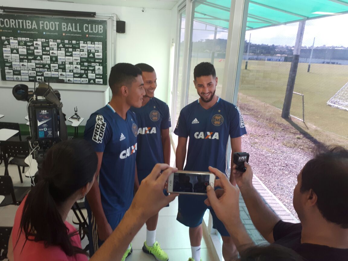 Vitor Carvalho, Thalisson Kelven e Léo Andrade: descontração. | Moreno Valério/Gazeta do Povo