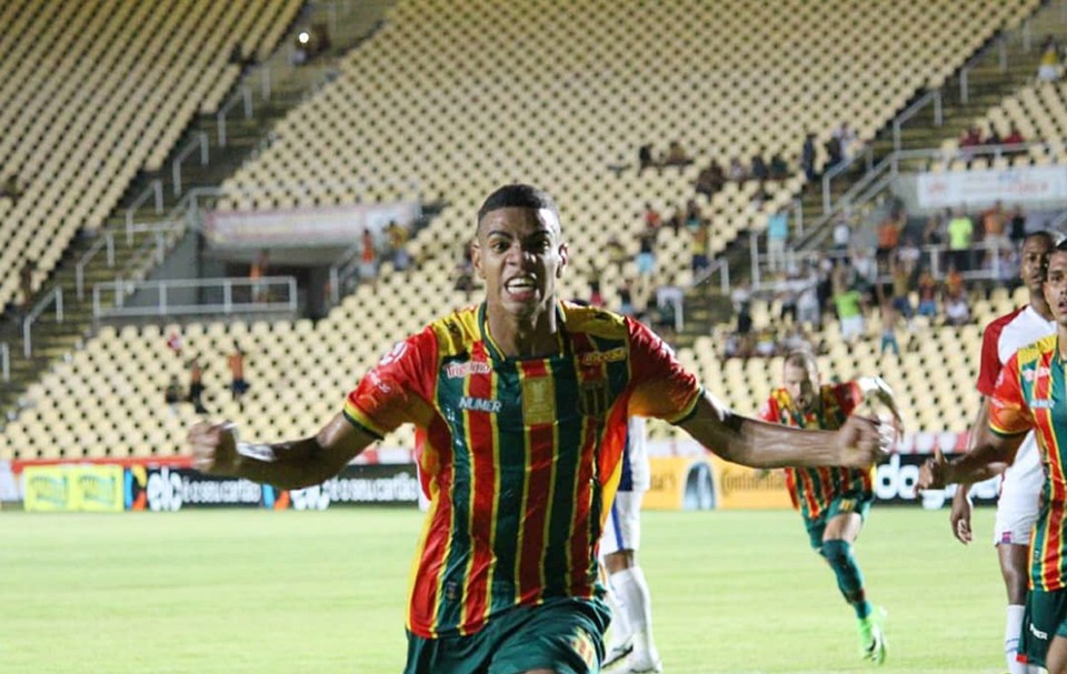 Uilliam comemora gol em pênalti inexistente. Paraná está fora da Copa do Brasil. | Lucas Almeida/L17 Comunicação