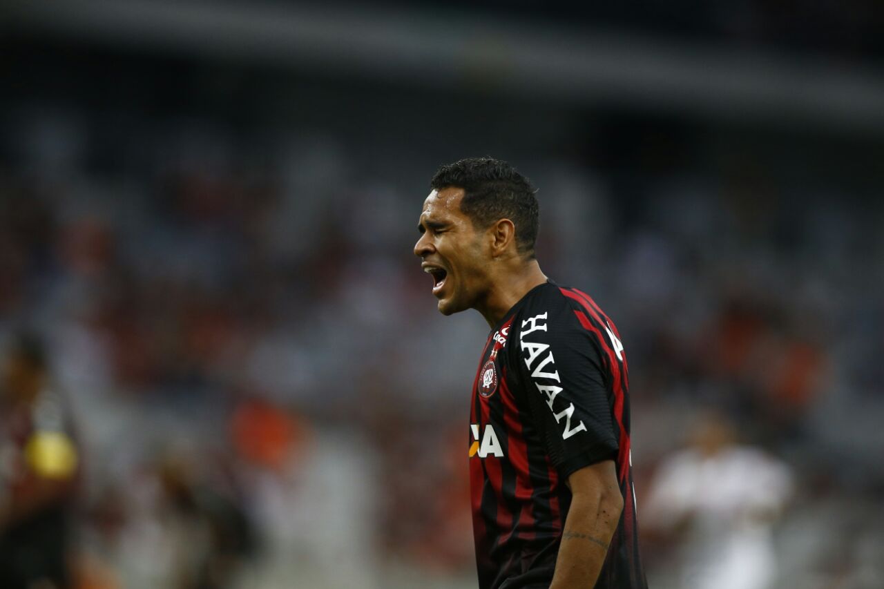 Éderson tentou, mas não conseguiu classificar o Furacão. | Jonathan Campos/Gazeta do Povo