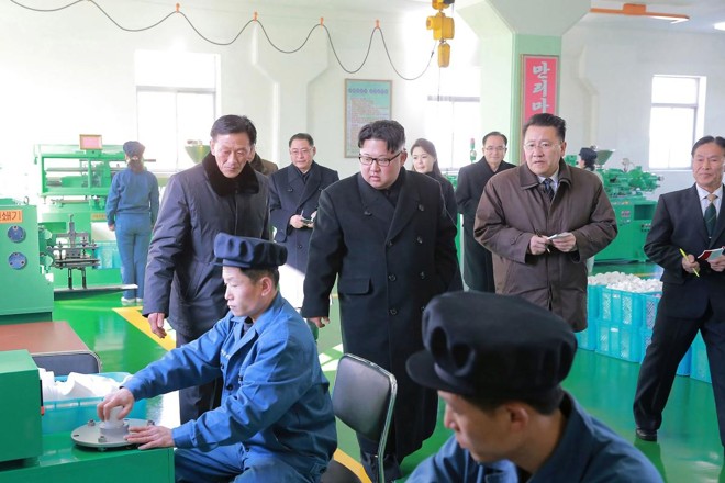 Kim Jong-Un visita uma fábrica de medicamentos em Pyongyang | -AFP