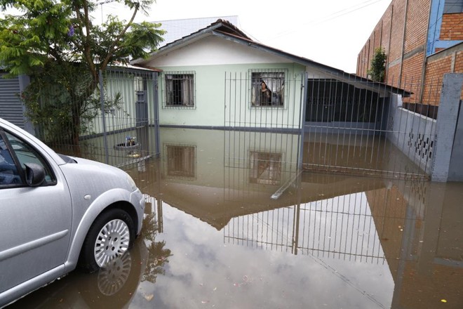Enchente no bairro Boqueirão, em Curitiba | Aniele Nascimento/Gazeta do Povo/Arquivo
