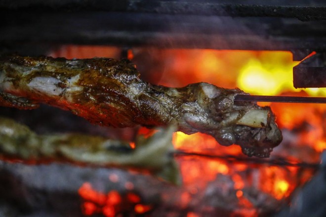 Hoje, o restaurante serve quase 1 tonelada de carne por mês. | Jonathan Campos/Gazeta do Povo