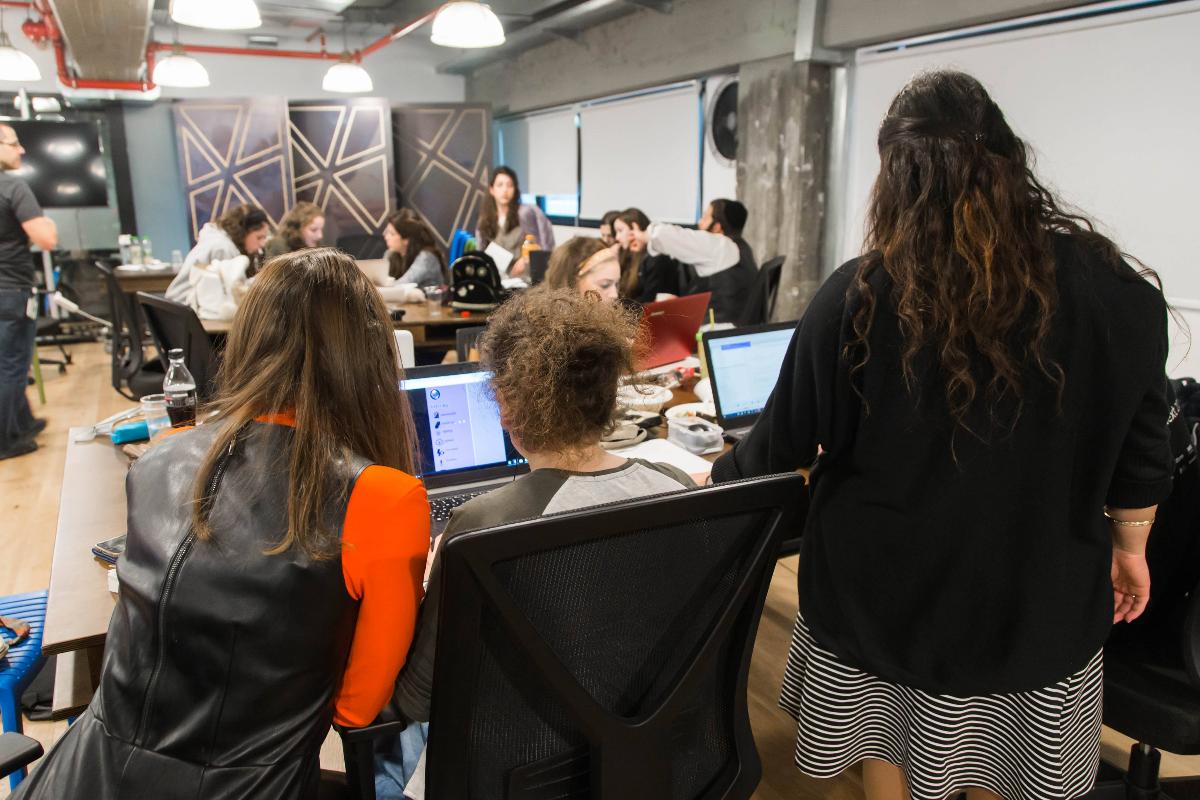 Alunas no Campus Lustig, um dos campus femininos da Faculdade Lev, que segue a linha judaica ultraortodoxa. | Reprodução / Facebook.