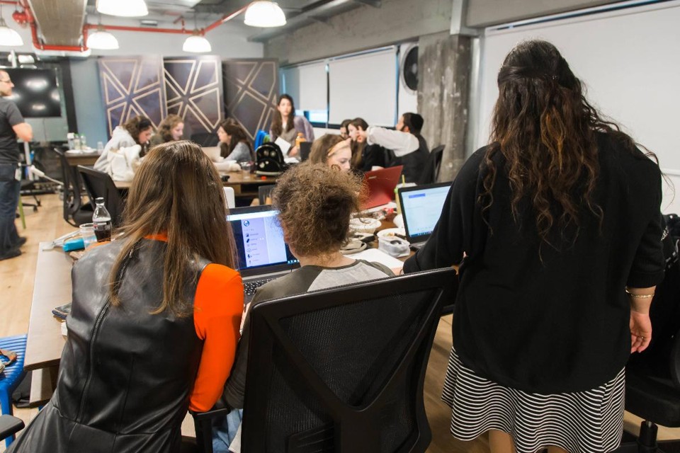 Antes isolados, judeus ortodoxos e universidades tentam se conectar em Israel Alunas no Campus Lustig, um dos campus femininos da Faculdade Lev, que segue a linha judaica ultraortodoxa. | Reprodução / Facebook.