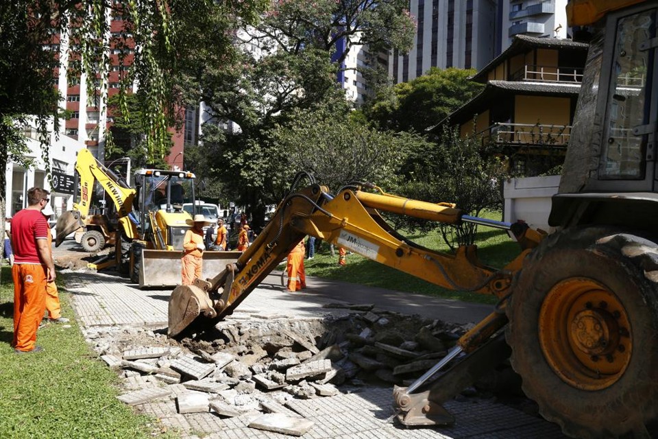 Obra de implantação do Ligeirão Norte-Sul começou nesta segunda com muita reclamação dos vizinhos. | Aniele Nascimento/Gazeta do Povo