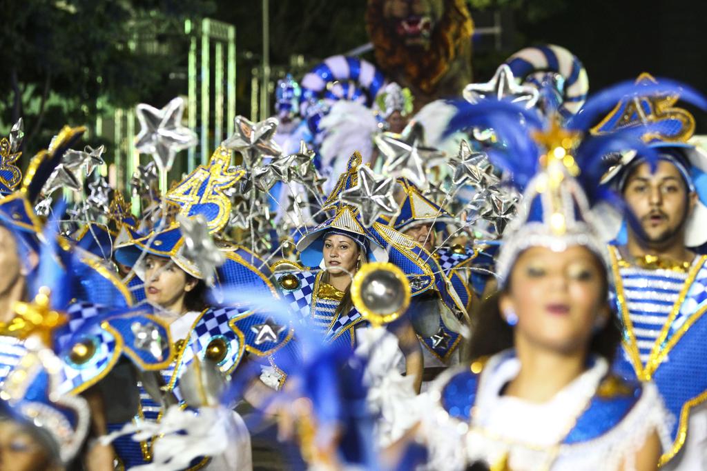 Desfile de carnaval de Curitiba acontece no próximo sábado, dia 10 de fevereiro. Na foto, escola Mocidade Azul no Carnaval 2017. | Daniel Castellano/GAZETA
