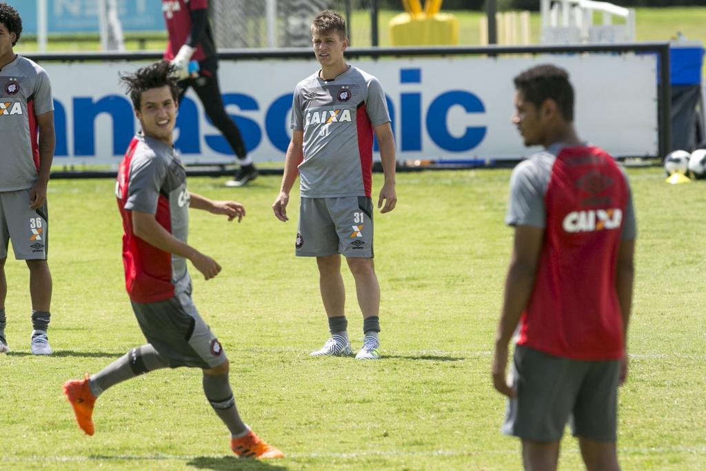 João Pedro (no fundo) é um dos destaques da equipe de aspirantes do Atlético. | Marcelo Andrade/Gazeta do Povo
