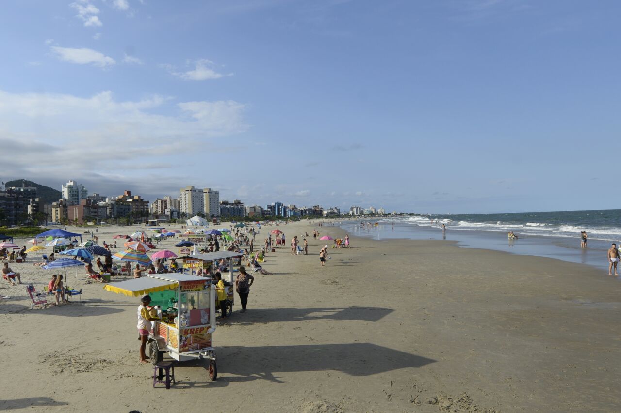 Tempo aberto em Matinhos: litoral deve ter calor no carnaval. | Letícia Akemi/Gazeta do Povo