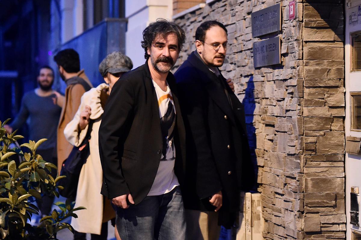 Deniz Yucel saindo de sua casa em Istambul nesta sexta-feira (16) após deixar a prisão | YASIN AKGUL/AFP