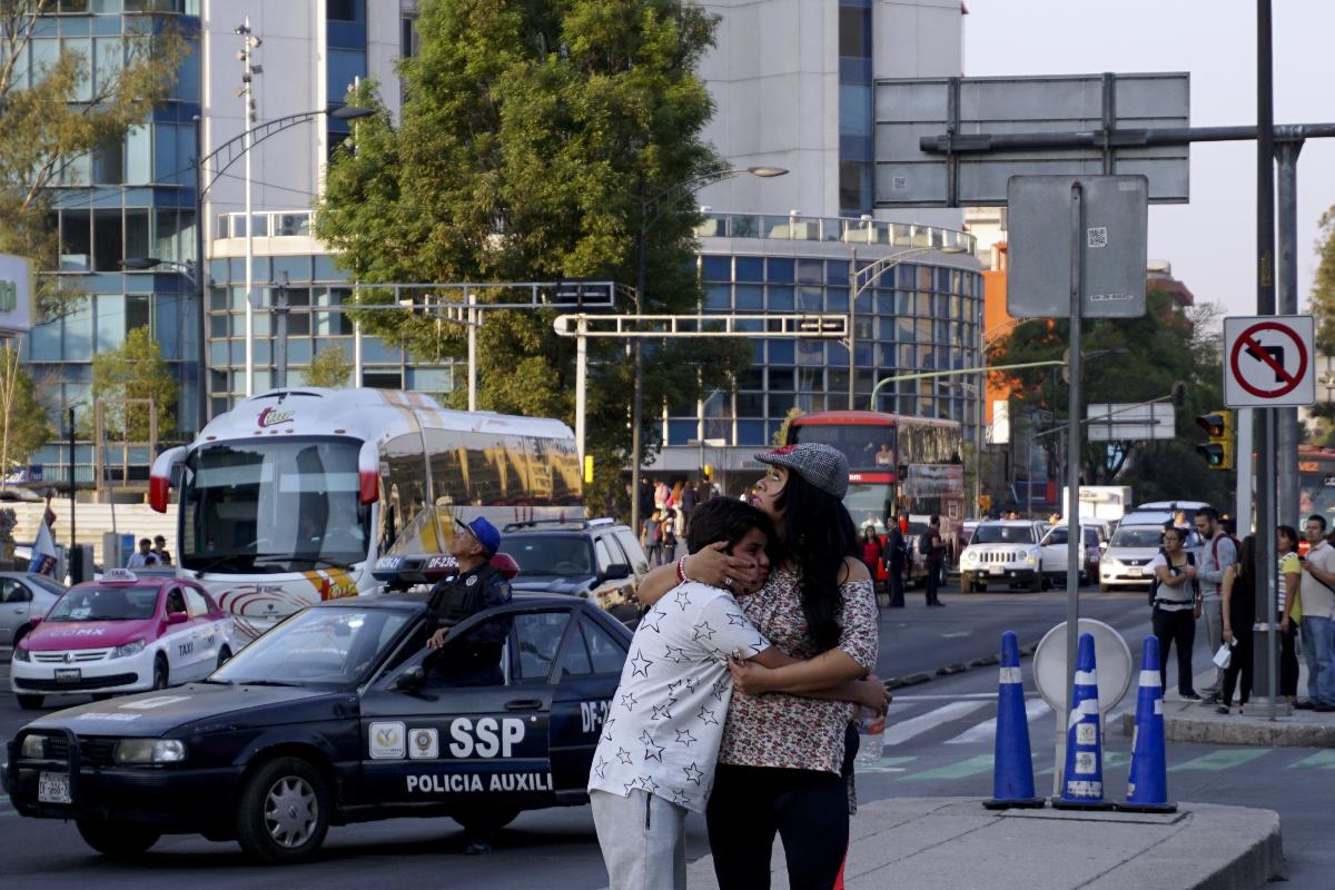 O helicóptero estava avaliando os danos causados pelo tremor que atingiu o México na noite desta sexta-feira (16) | YURI CORTEZ/AFP