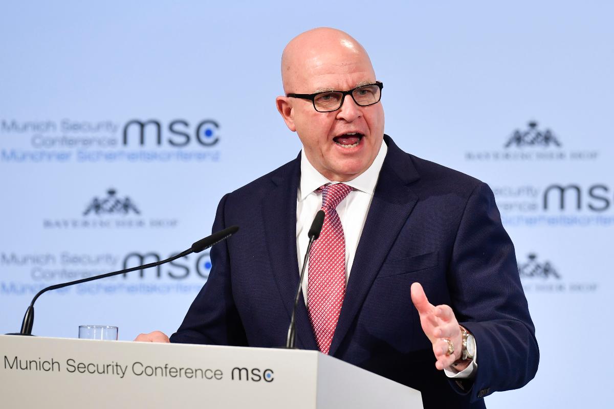 Herbert Raymond McMaster, assessor de segurança nacional do presidente dos EUA, discursa no segundo dia da 54ª Conferência de Segurança de Munique (MSC), na Alemanha, em 17 de fevereiro de 2018. | THOMAS KIENZLE/AFP