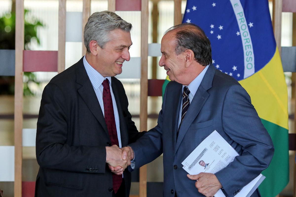 O alto comissário das Nações Unidas para refugiados, Filippo Grandi, cumprimenta o ministro das Relações Exteriores do Brasil, Aloysio Nunes, em encontro com representantes de países da América Latina e Caribe nesta segunda-feira (19) | SERGIO LIMA
AFP