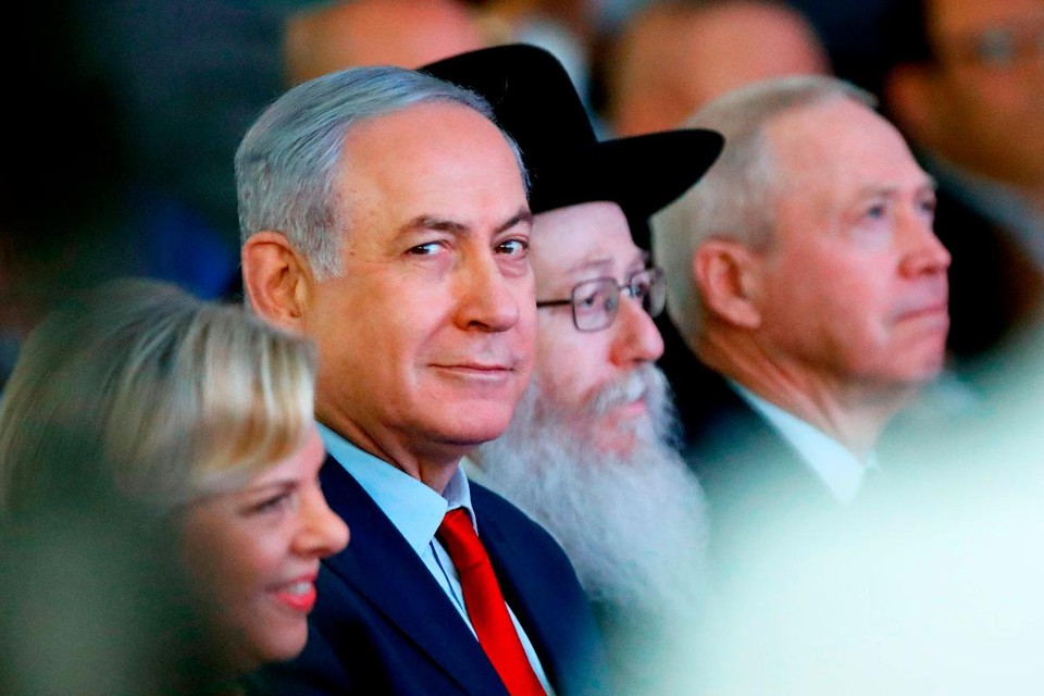 O líder israelense e sua mulher, Sara, lidam há tempos com acusações de gastos excessivos e uso questionável do dinheiro público | JACK GUEZ/AFP