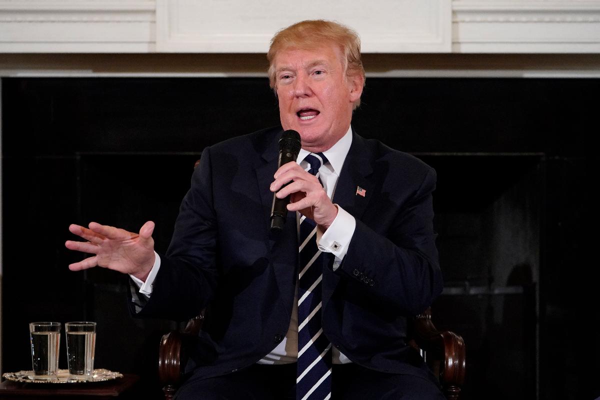 As explicações de Trump vêm após a Associated Press noticiar ontem uma declaração do presidente de que "se você tivesse um professor apto a usar armas de fogo, ele poderia muito bem acabar com o ataque rapidamente" | MANDEL NGAN/
AFP