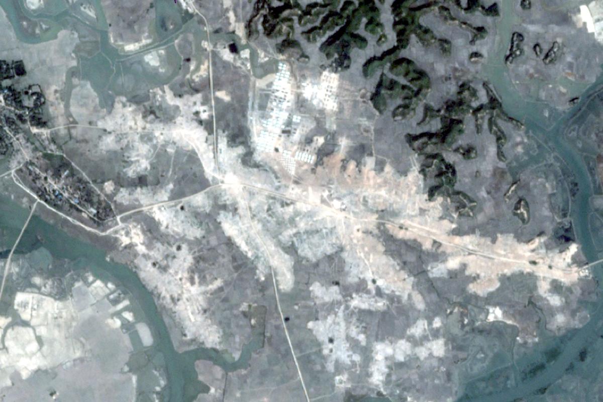 Imagem de satélite divulgada pela DigitalGlobe, em 19 de fevereiro de 2018, e divulgada pela Human Rights Watch, mostra a demolição de aldeias Rohingya no estado de Rakhine, no norte de Myanmar | Divulgação/AFP