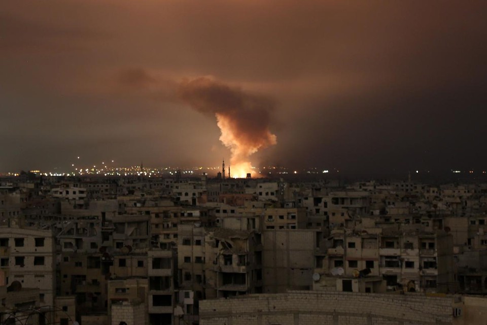 Ondas de fumaça após um ataque aéreo contra Ghouta Oriental, região próxima a capital de Damasco | AMMAR SULEIMAN/AFP