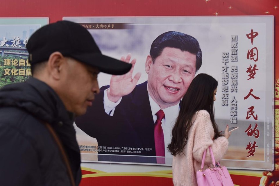 Cartaz de propaganda do presidente chinês Xi Jinping, em Pequim: especialistas afirmam que Xi quer seguir os passos de Mao Tsé-tung, que permaneceu 27 anos no poder | Greg Baker/AFP