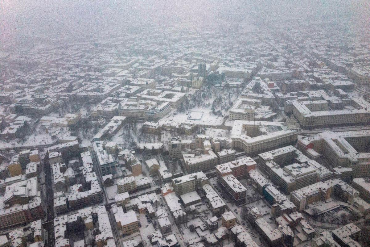 Imagem aérea de 26 de fevereiro de 2018 mostra edifícios cobertos de neve em Sofia | DIMITAR DILKOFF/AFP