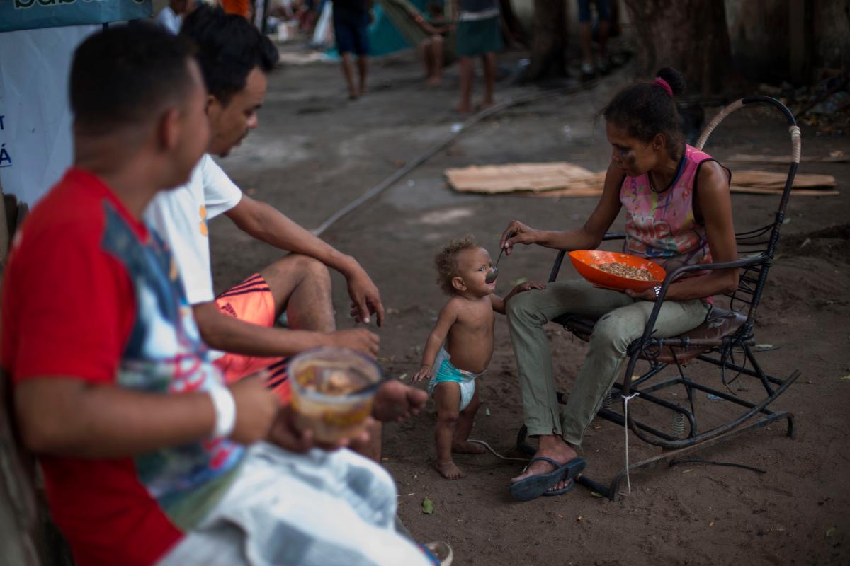 Venezuelanos saem do país para não passar fome: em um abrigo para refugiados em Boa Vista, uma mãe alimenta seu filho | MAURO PIMENTEL
AFP