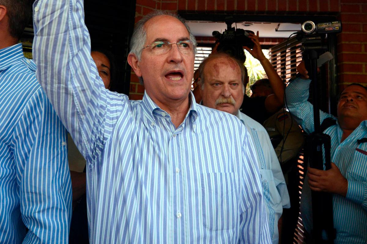 Antonio Ledezma, atualmente no exílio, foi detido sob prisão domiciliar em 2015, por supostamente planejar um golpe de Estado | JUAN BARRETO/
AFP