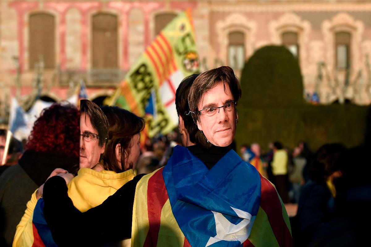 Catalães usando mácaras de Puigdemont em uma manifestação de apoio ao líder separatista em 30 de janeiro, em Barcelona | LLUIS GENEAFP