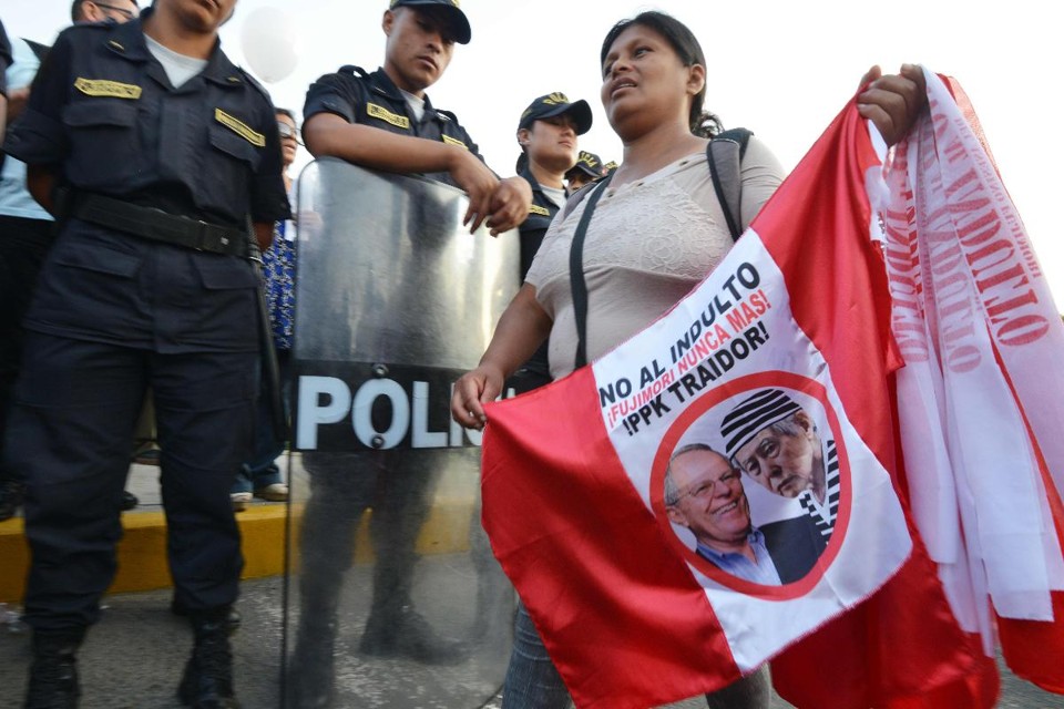 Uma mulher durante manifestação contrária ao perdão presidencial do presidente peruano concedido a Fujimori | CRIS BOURONCLE/AFP