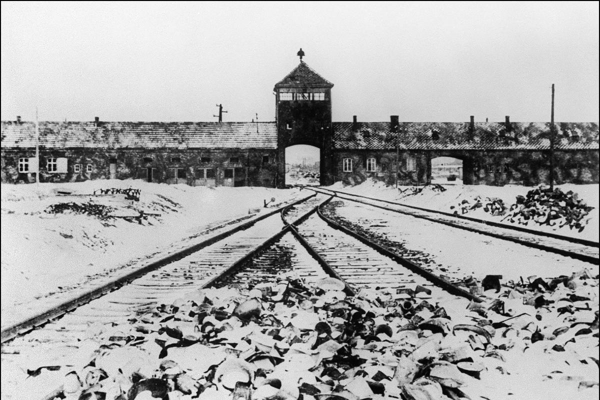 Imagem de janeiro de 1945 mostra o portão do campo de concentração de Auschwitz e as estradas de ferro após sua libertação por tropas soviéticas em Oswiecim, na Polônia | -AFP