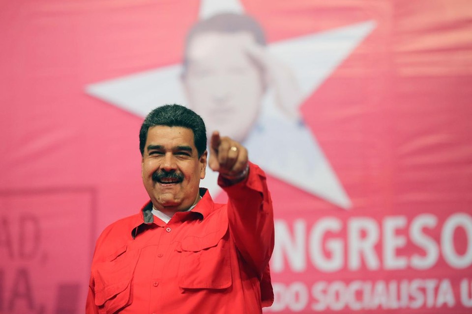 Nicolás Maduro saudando apoiadores durante um evento no estádio Poliedro, em Caracas | HO/
AFP