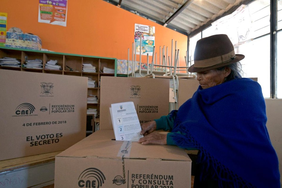 Em Cangahua, ao norte de Quito, uma senhora deposita seu voto na urna do referendo proposto pelo presidente Lenin Moreno | JUAN RUIZAFP