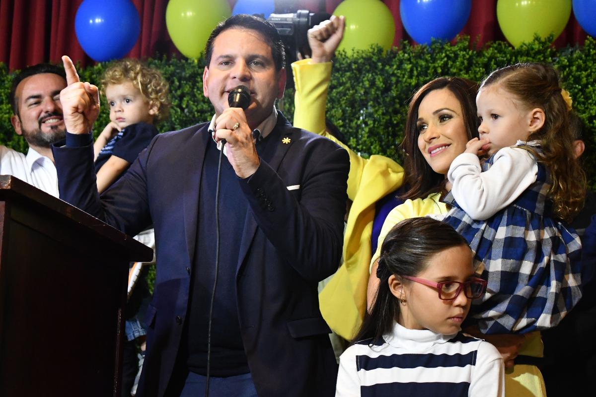 Fabricio Alvarado, candidato presidencial do Partido da Restauração Nacional (PRN), discursa após o primeiro turno das eleições na Costa Rica | EZEQUIEL BECERRA/AFP