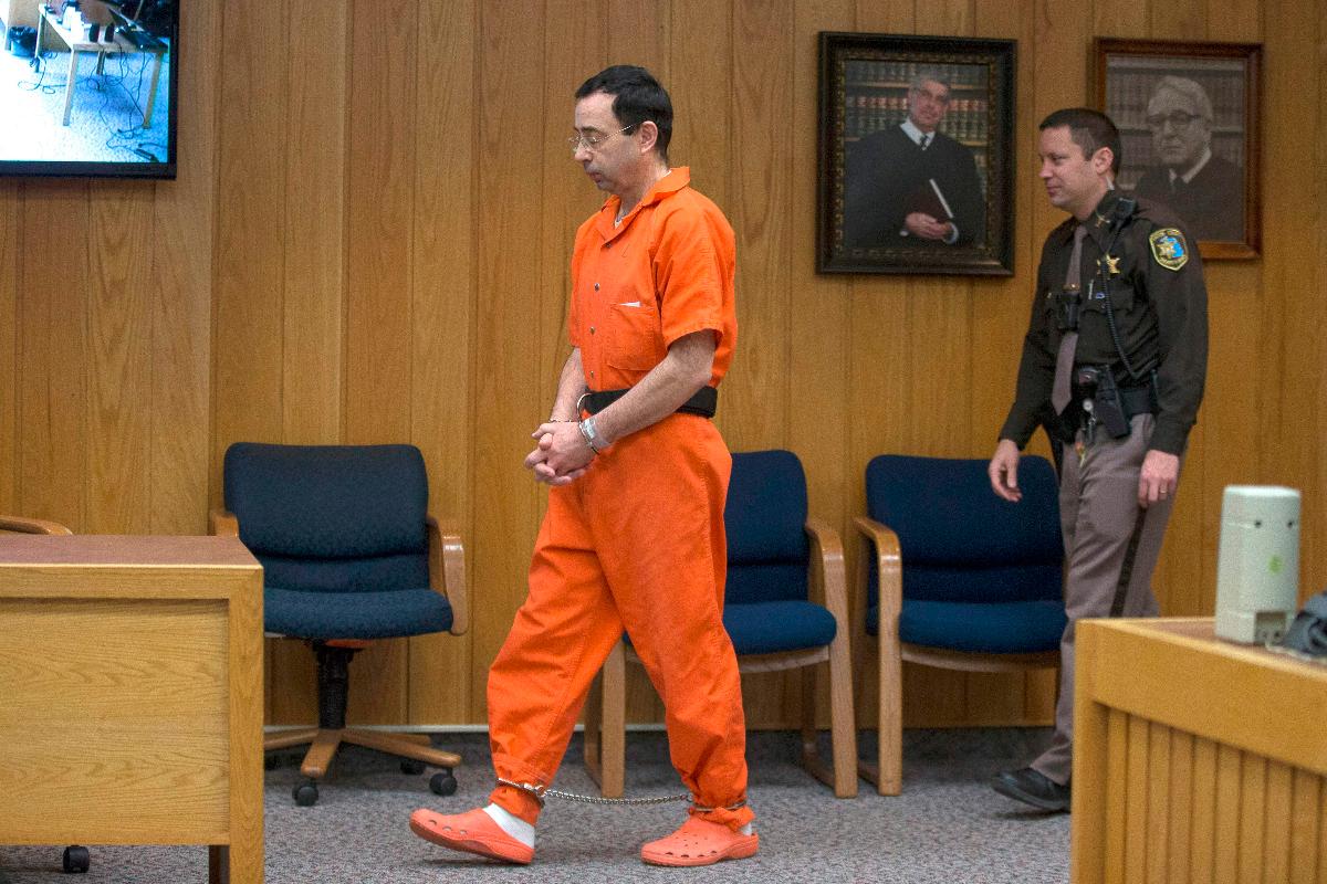 Além dos até 175 anos de reclusão pelas décadas de abuso, o ex-profissional da seleção de ginástica também acabou condenado a 60 anos de cadeia por pornografia infantil | RENA LAVERTY/AFP