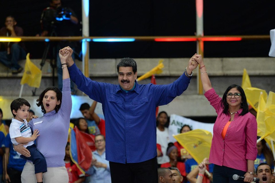 O presidente da Venezuela, Nicolás Maduro, a presidente da Assembleia Constituinte, Delcy Rodriguez (D) e uma apoiadora durante uma manifestação em favor do regime chavista nesta quarta-feira (7) | FEDERICO PARRAAFP