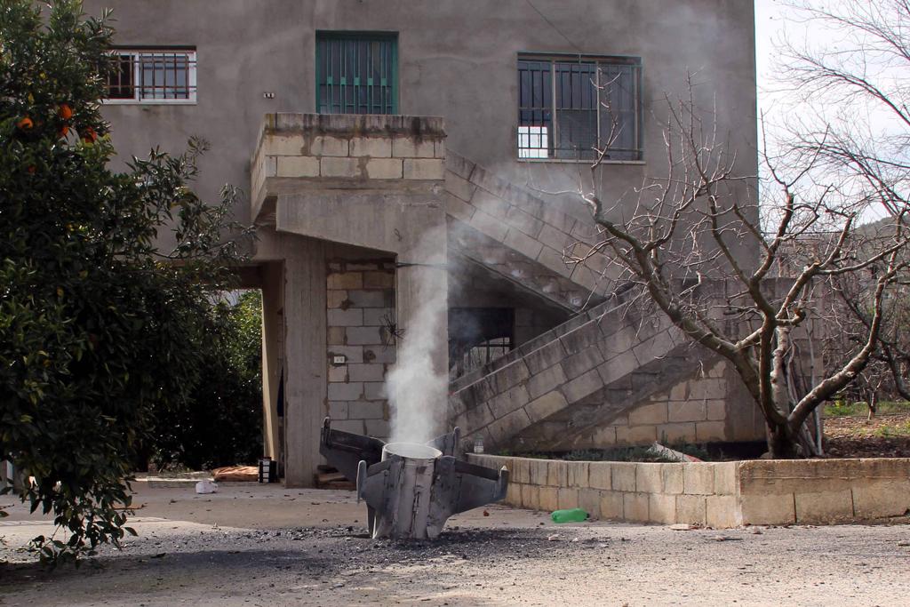 Destroço de um míssil disparado contra Kaoukaba, na Síria. | ALI DIA/AFP