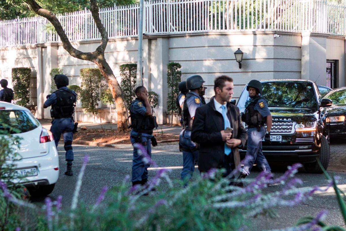 Policiais realizaram uma operação na casa de luxo da influente família Gupta em Joanesburgo, na África do Sul, nesta quarta-feira (14) | WIKUS DE WETAFP